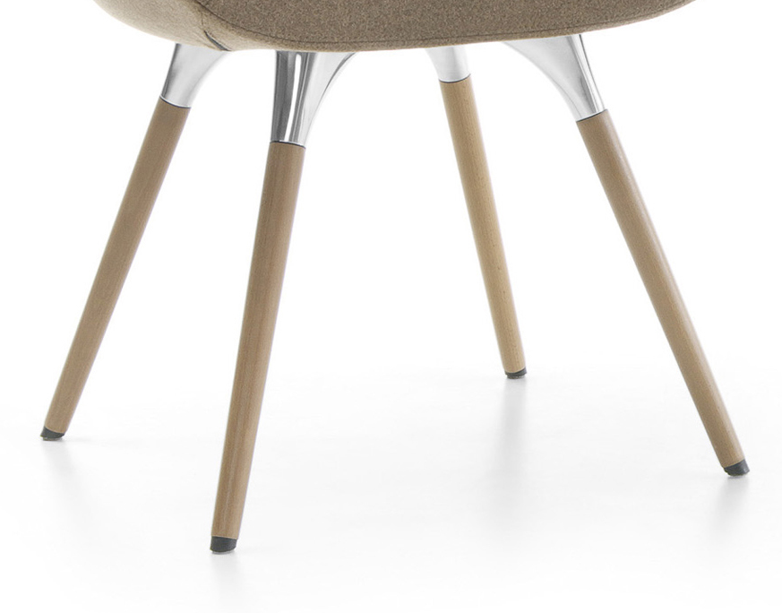 10HW - fotel konferencyjny, na nogach drewnianych